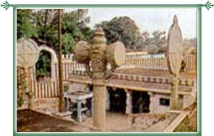 http://www.bangaloreindia.org.uk/pics/gavi-gangadhareshwara-temple-bangalore.jpg